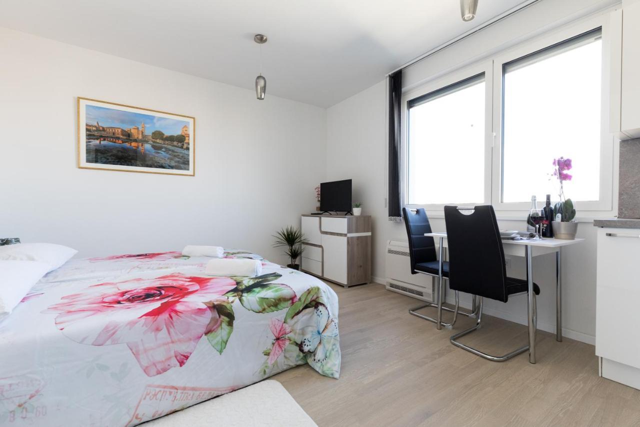 Studio Apartman Moonlight Zadar Bagian luar foto
